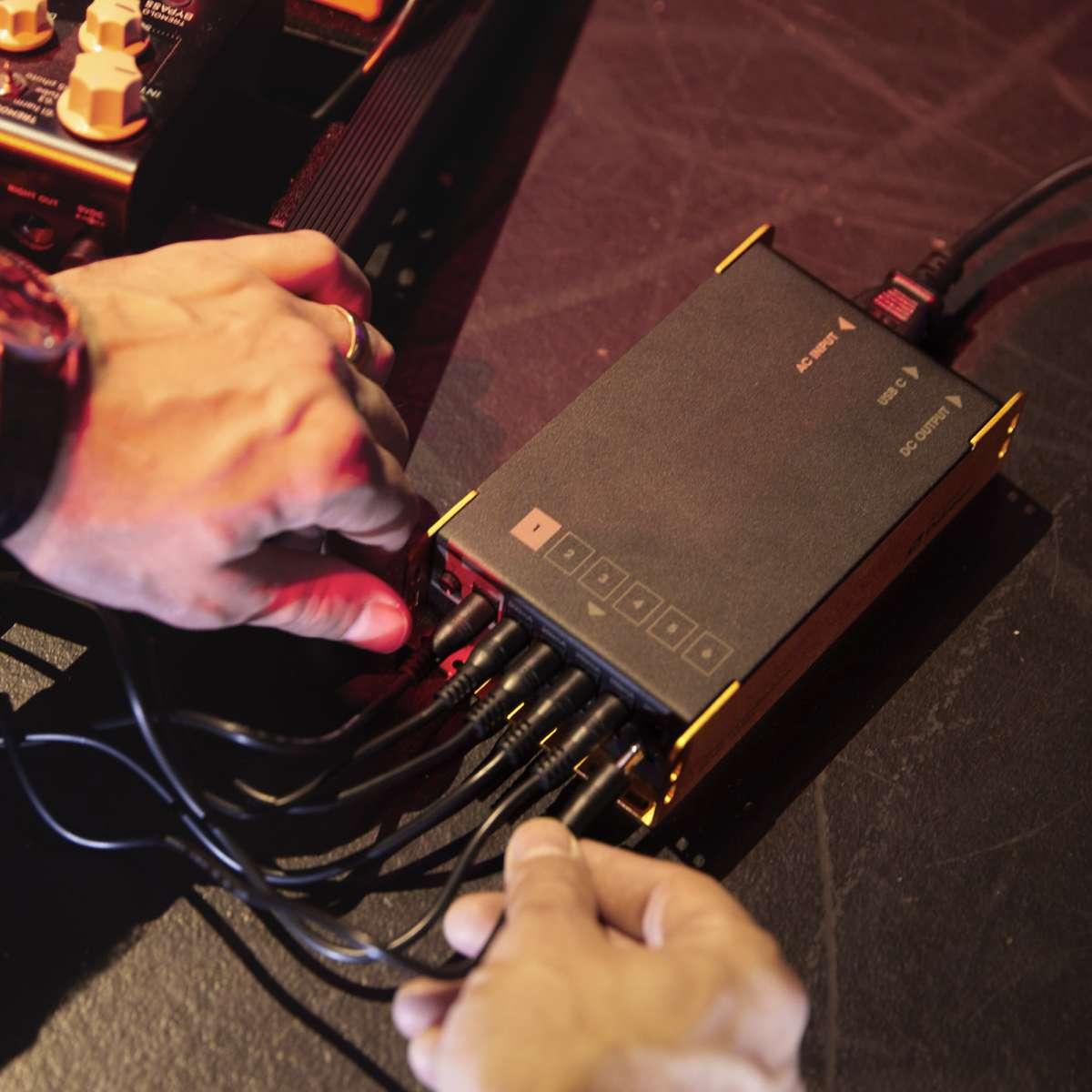 PALMER PWT 06 IEC - Alimentatore universale per pedaliera con USB