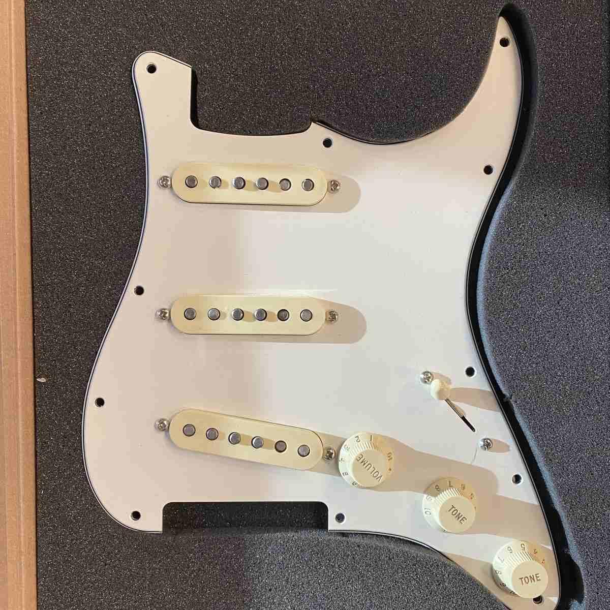 Fender Pre-Wired Strat® Pickguard, Original '57/'62 SSS Parchment 11 Hole - USATO